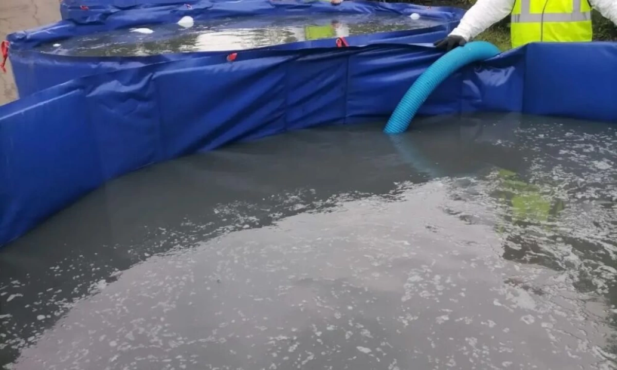 В рыбинском Копаево из канавы в резервуары откачивают загрязненную воду