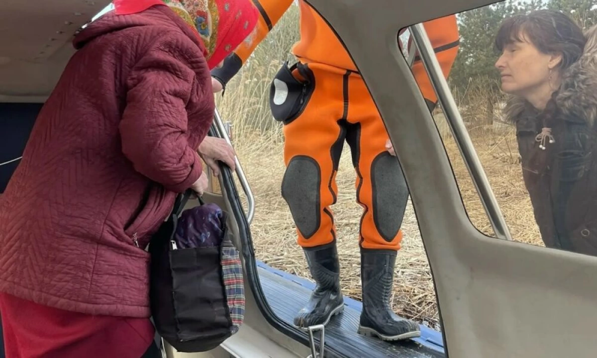 В Ярославской области с острова эвакуировали пожилую женщину