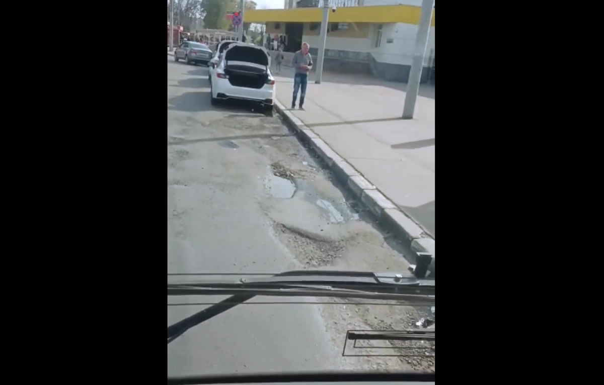 Водитель &laquo;Яавтобуса&raquo; показал огромные ямы у остановки