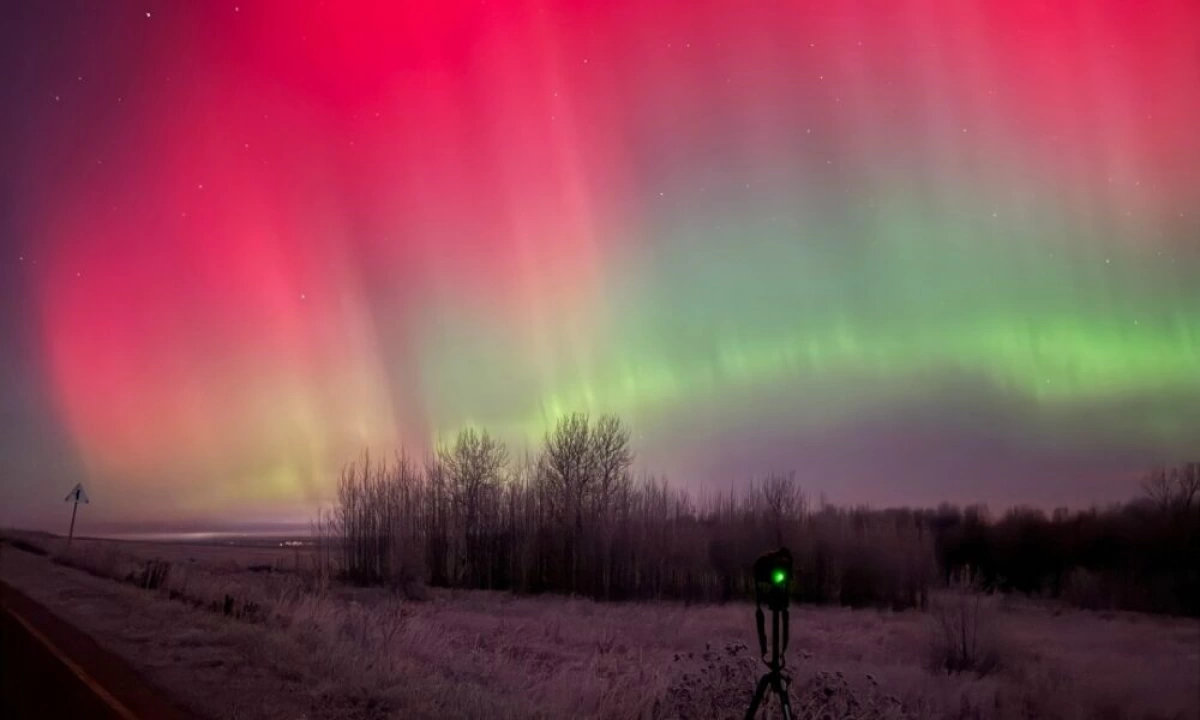 Магнитная буря стала причиной необычного северного сияния в небе над Ярославлем