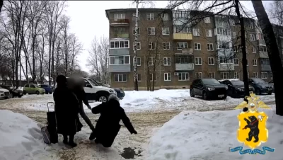 В Ярославской области неадекват из-за замечания раскидал по двору пенсионерок