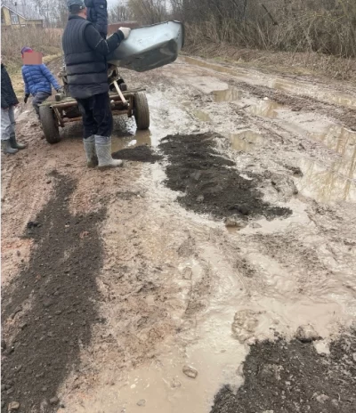 Под Ярославлем семья своими силами ремонтирует раскисшую дорогу