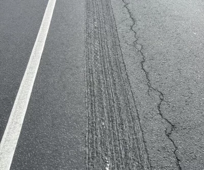 Мэрия Ярославля прокомментировала срезанную вместе с асфальтом разметку