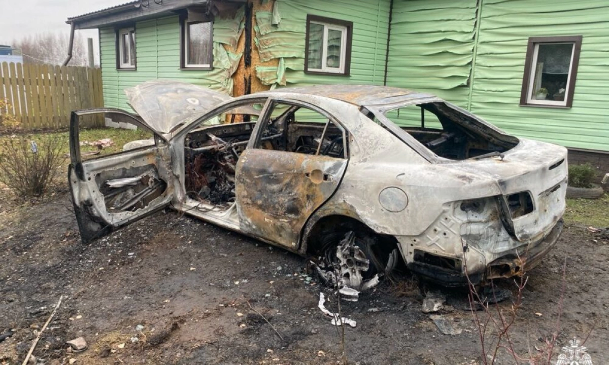 Под Ярославлем из-за поджога автомобиля едва не сгорел дом Под Ярославлем из-за поджога автомобиля едва не сгорел дом