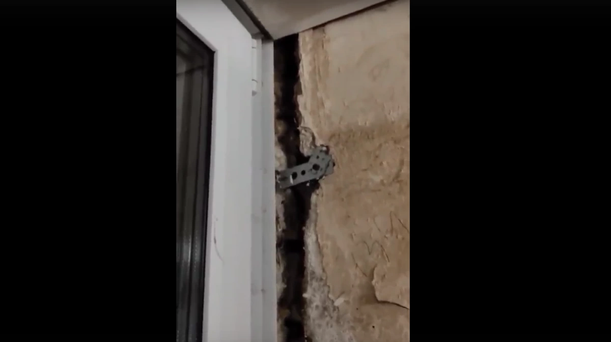 В Ярославле жители пятиэтажки боятся обрушения стены вместе с окном