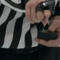 Главный арбитр КХЛ объяснил, за что удалили молодого нападающего «Локомотива» до конца игры