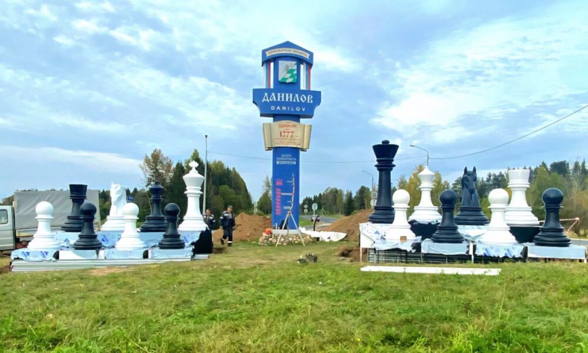 Стелу с шахматными фигурами устанавливают на трассе М8 в Ярославской области&nbsp;