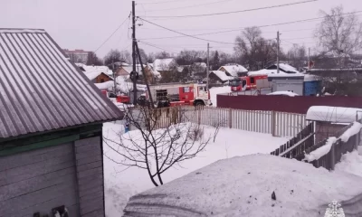 В Ярославле пожарные эвакуировали из горящего дома трех человек