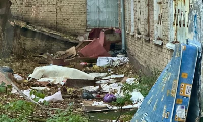 В центре Ярославля жильцы двух домов выкидывают мусор из окон