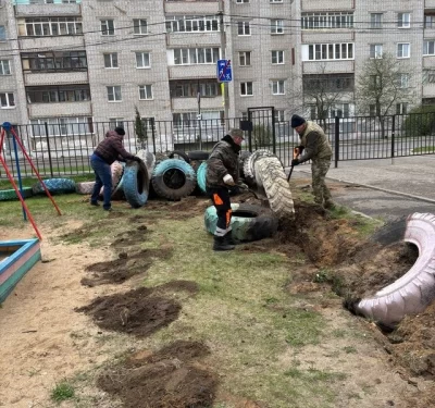 Дзержинский район: дворы освобождают от старых шин