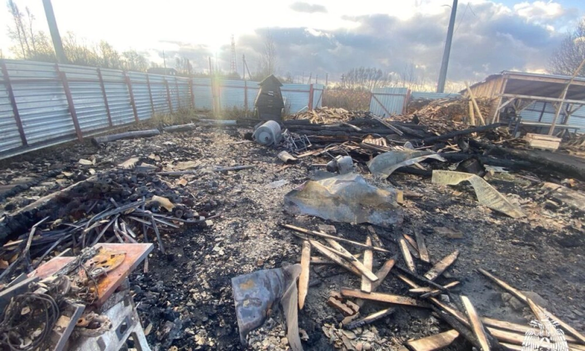 Под Ярославлем сгорел склад частной пилорамы Под Ярославлем сгорел склад частной пилорамы