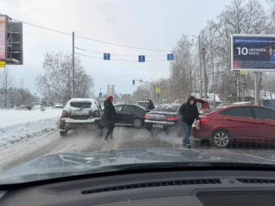 &laquo;Автобусам не проехать&raquo;: из-за массового ДТП проспект Авиаторов встал в огромную пробку