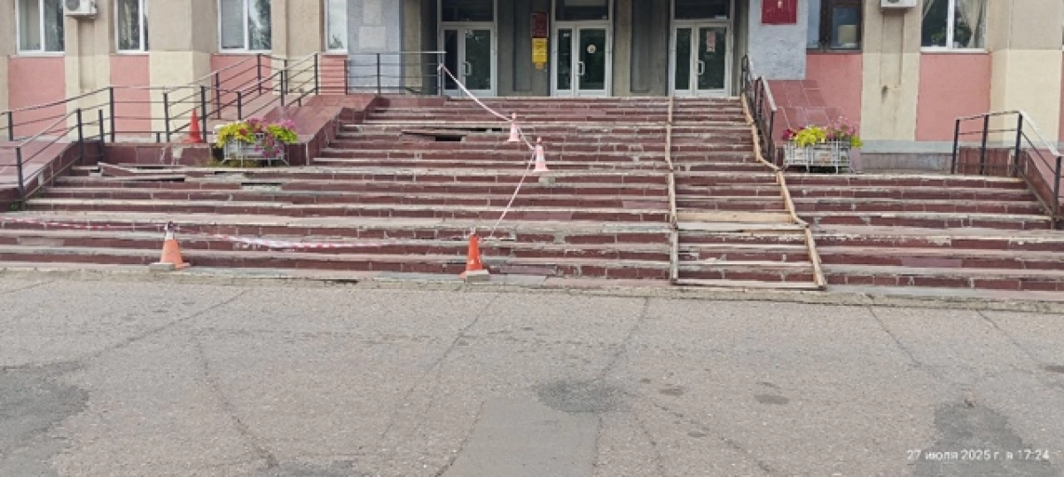 Крыльцо администрации Дзержинского района отремонтируют после обращения жителей Крыльцо администрации Дзержинского района отремонтируют после обращения жителей
