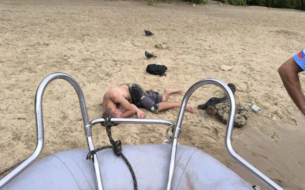 Спасатели помогли мужчине, потерявшему сознание на пляже в Тверицах Спасатели помогли мужчине, потерявшему сознание на пляже в Тверицах