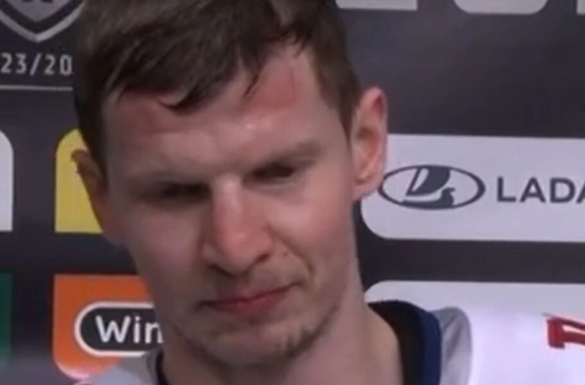 КХЛ дисквалифицировала защитника &laquo;Локомотива&raquo; за удар арбитра