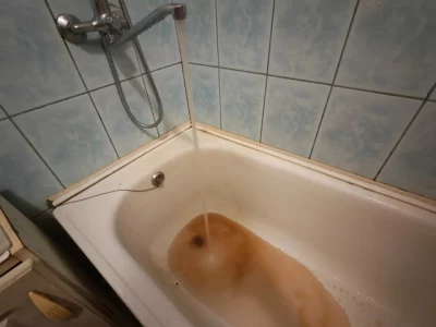 В Ярославле жители продолжают жаловаться на чуть теплую &laquo;горячую&raquo; воду