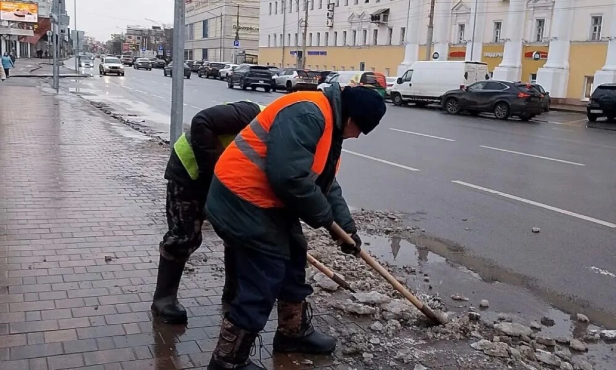 Ярославцам объяснили, зачем фотографируют рабочих на уборке улиц