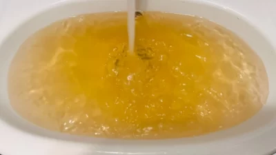 В Ярославле жители Пятерки жалуются на ржавую горячую воду