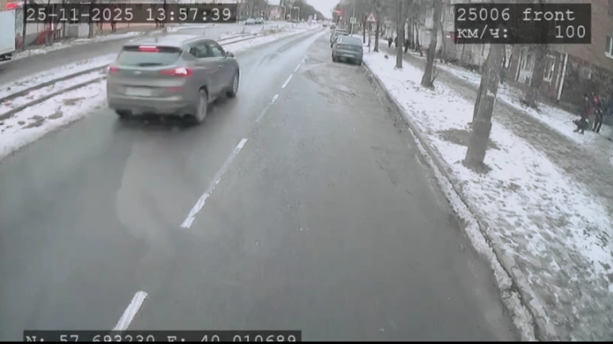 Кинули кусок льда: школьники остановили движение &laquo;Ятрамваев&raquo;