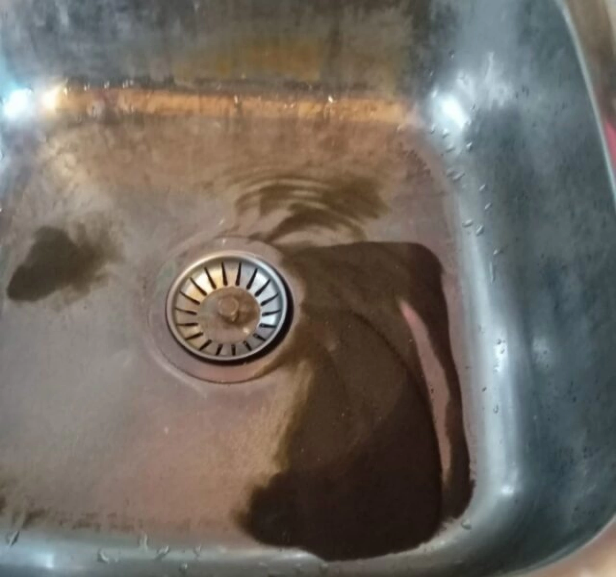 Выходят из строя унитазы и стиральные машины: в ярославском поселке жители пожаловались на воду с пе