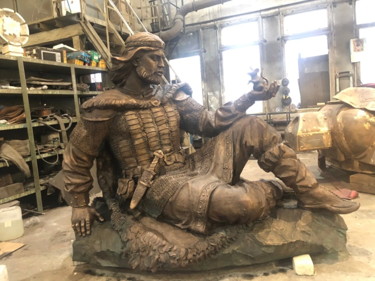 Ярославский скульптор показала памятник князю и мышке-спасительнице