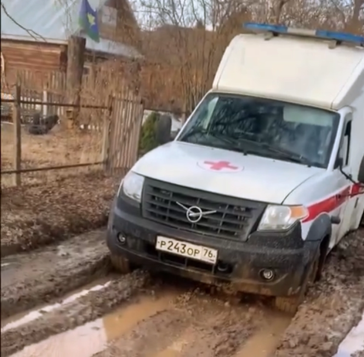 В Ярославской области власти осмотрели место, где в грязи застряла &laquo;Скорая&raquo; с пациентом