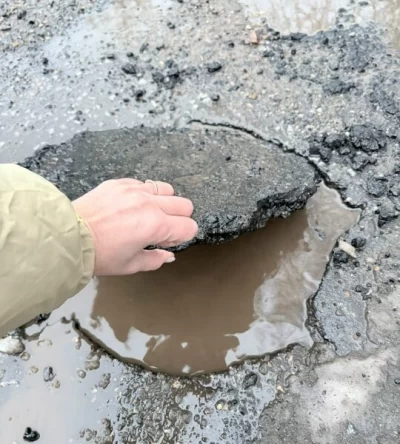 Ямочный ремонт по-рыбински: асфальтовые лепешки отвалились через день