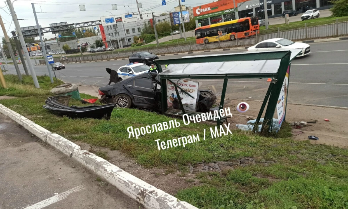 За рулем влетевшего в остановку с людьми «Мерседеса» был 18-летний парень без прав За рулем влетевшего в остановку с людьми «Мерседеса» был 18-летний парень без прав