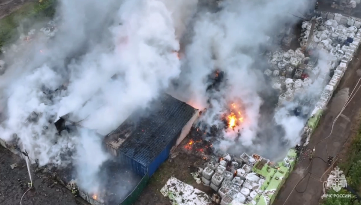 Крупный пожар ликвидирован в промзоне Ярославля Крупный пожар ликвидирован в промзоне Ярославля