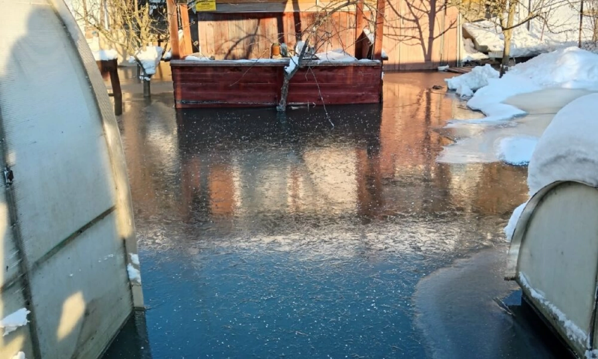 В Ярославской области жители сообщили о катке из канализационных стоков