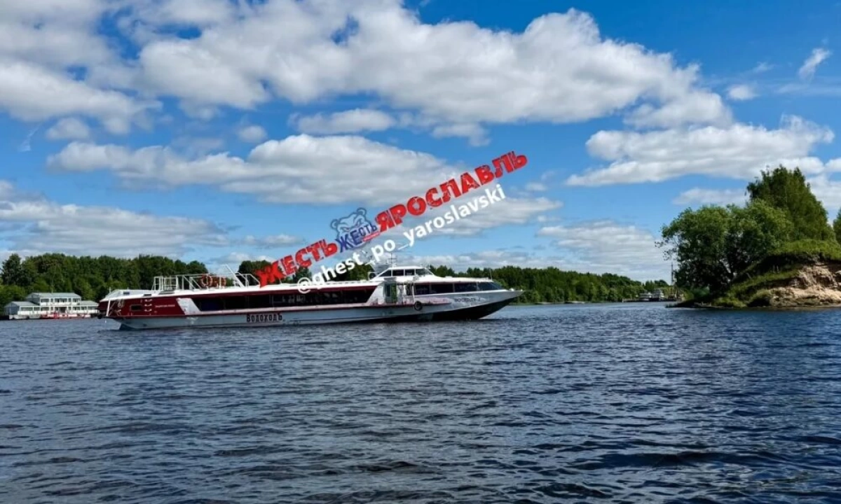 В Ярославле теплоход «Восход» сломал винт у Савинского острова В Ярославле теплоход «Восход» сломал винт у Савинского острова