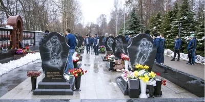 В Ярославле хоккеисты &laquo;Шанхайских Драконов&raquo; почтили память погибших хоккеистов &laquo;Локомотива&raquo;