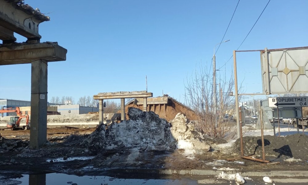 В Ярославле разобрали трамвайный путепровод у «Лакокраски» В Ярославле разобрали трамвайный путепровод у «Лакокраски»