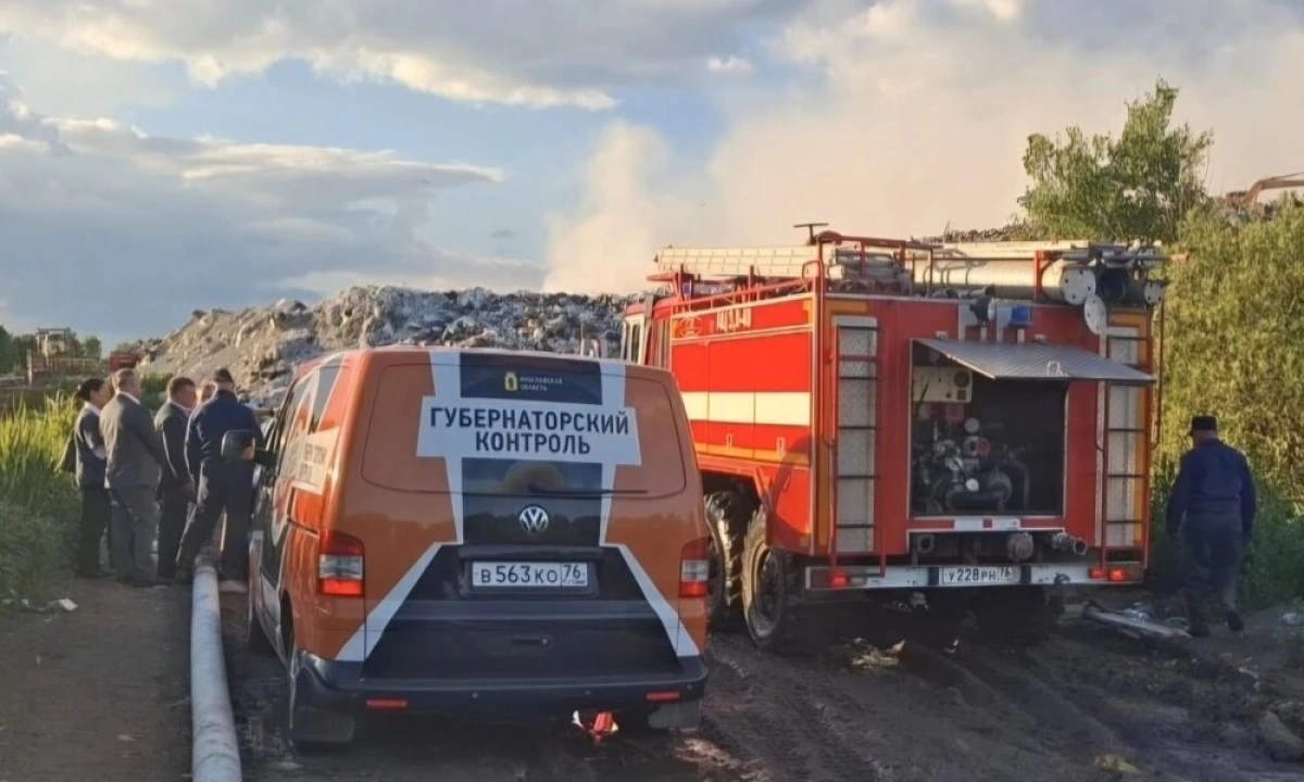 На горящий мусорный полигон под Ростовом Великим привлекли дополнительные силы