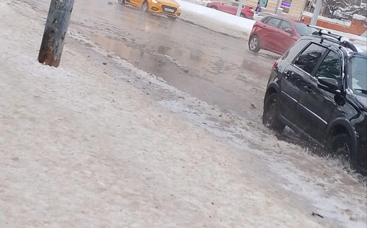 В Ярославле затопило Октябрьскую площадь В Ярославле затопило Октябрьскую площадь