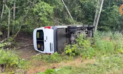 Под Ярославлем перевернулся экскурсионный автобус