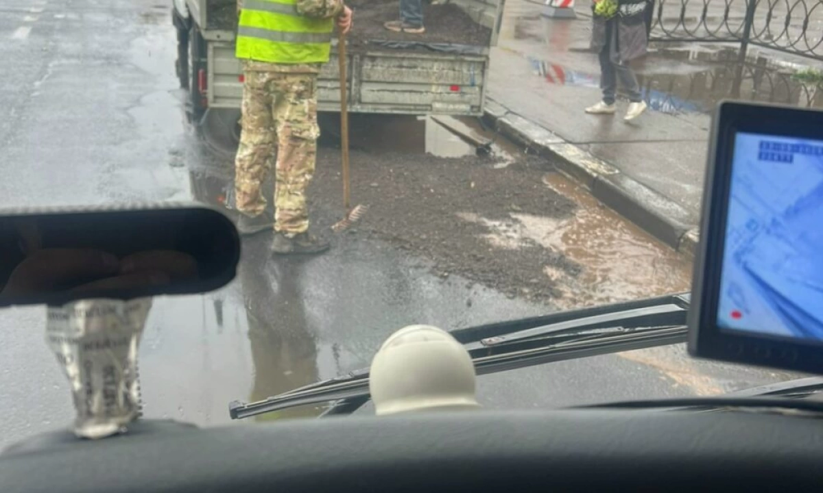 В Ярославле после жалобы водителя автобуса заделали ямы у остановки