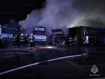 Крупный пожар на автостоянке в Ярославле: уничтожены грузовики