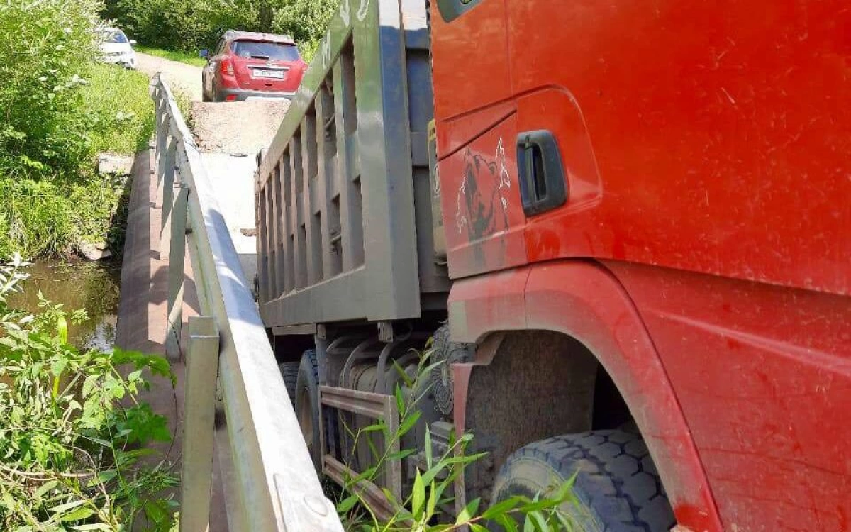 Грузовик обрушил мост в Ярославской области: суд снизил сумму ущерба Грузовик обрушил мост в Ярославской области: суд снизил сумму ущерба