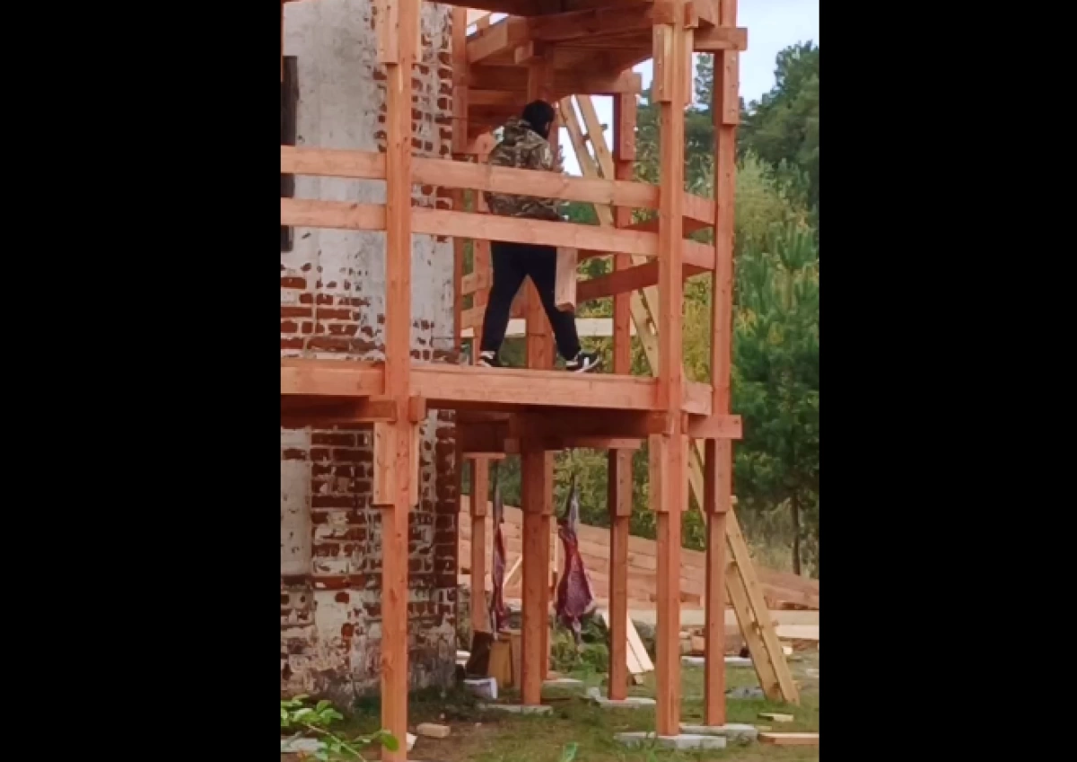 В Ярославской области жителей встревожили развешенные у храма туши баранов &nbsp;&nbsp;