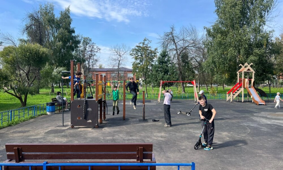 В Рабочем саду Ярославля открыли новую детскую площадку В Рабочем саду Ярославля открыли новую детскую площадку