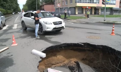 &laquo;Я звал на помощь&raquo;: попавший в провал на дороге ярославец рассказал о спасении иномарки