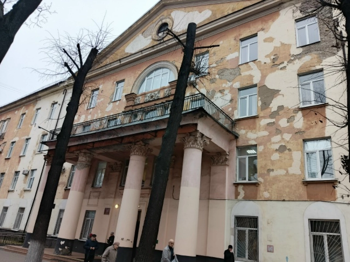 Ярославцы просят привести в порядок фасад Центральной городской больницы