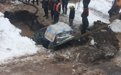 В Ярославле достали провалившийся в &laquo;коммунальный бассейн&raquo; автомобиль