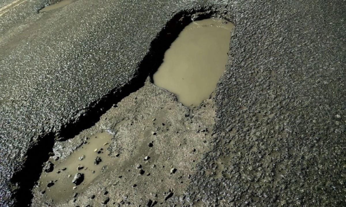 Мэрия Ярославля заплатит почти полмиллиона за попавший в яму &laquo;Кадиллак&raquo;