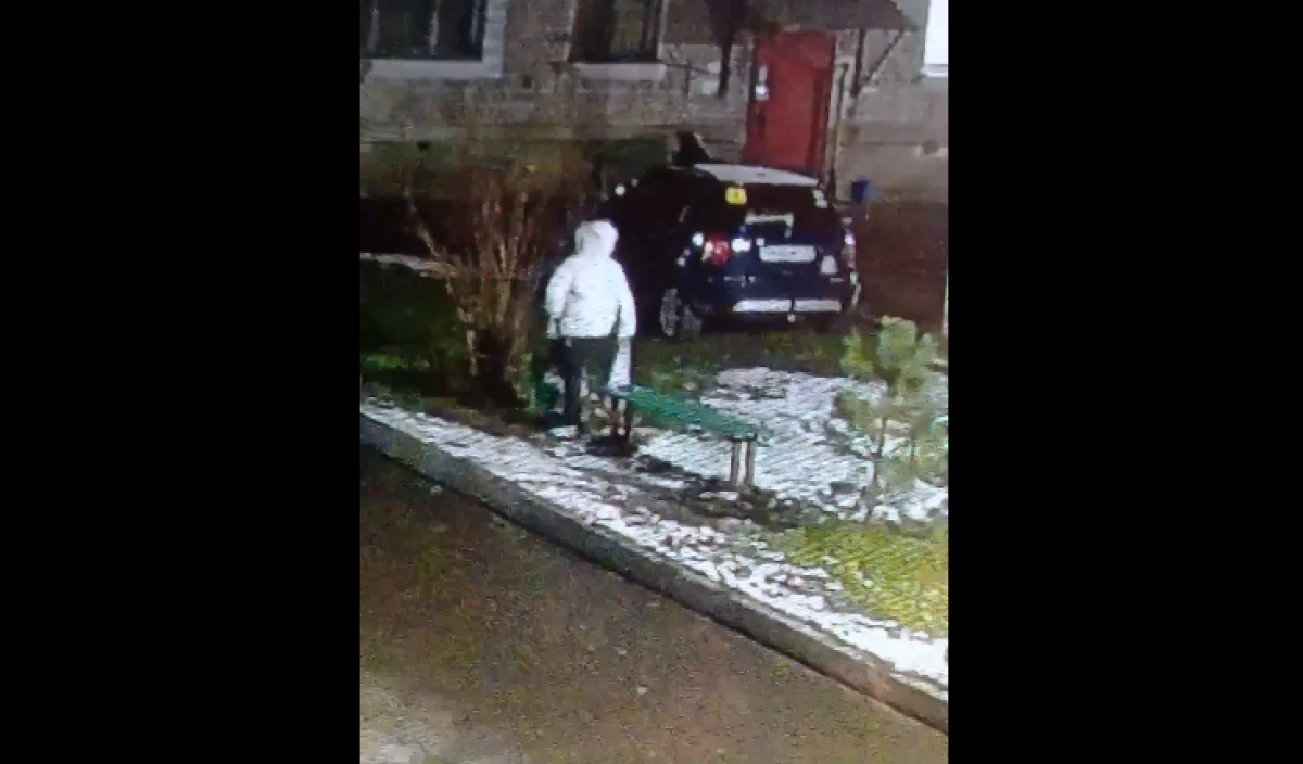 Рыбинская «сверхженщина» всмятку раздавила ногой две урны Рыбинская «сверхженщина» всмятку раздавила ногой две урны