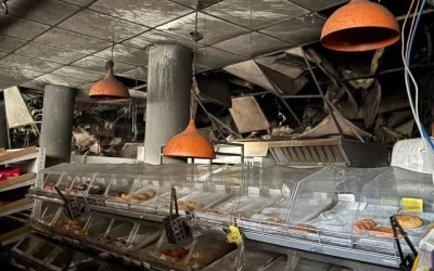 В Ярославле во время пожара в магазине пожарные эвакуировали 64 человека