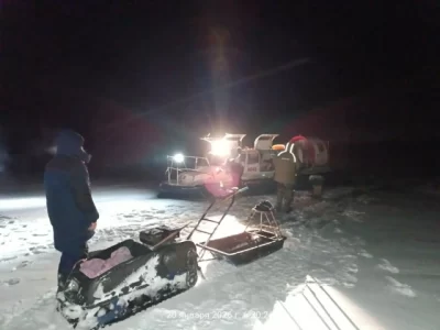 Жгли ветошь: со льда Рыбинского моря спасли рыбаков, застрявших на мотособаке