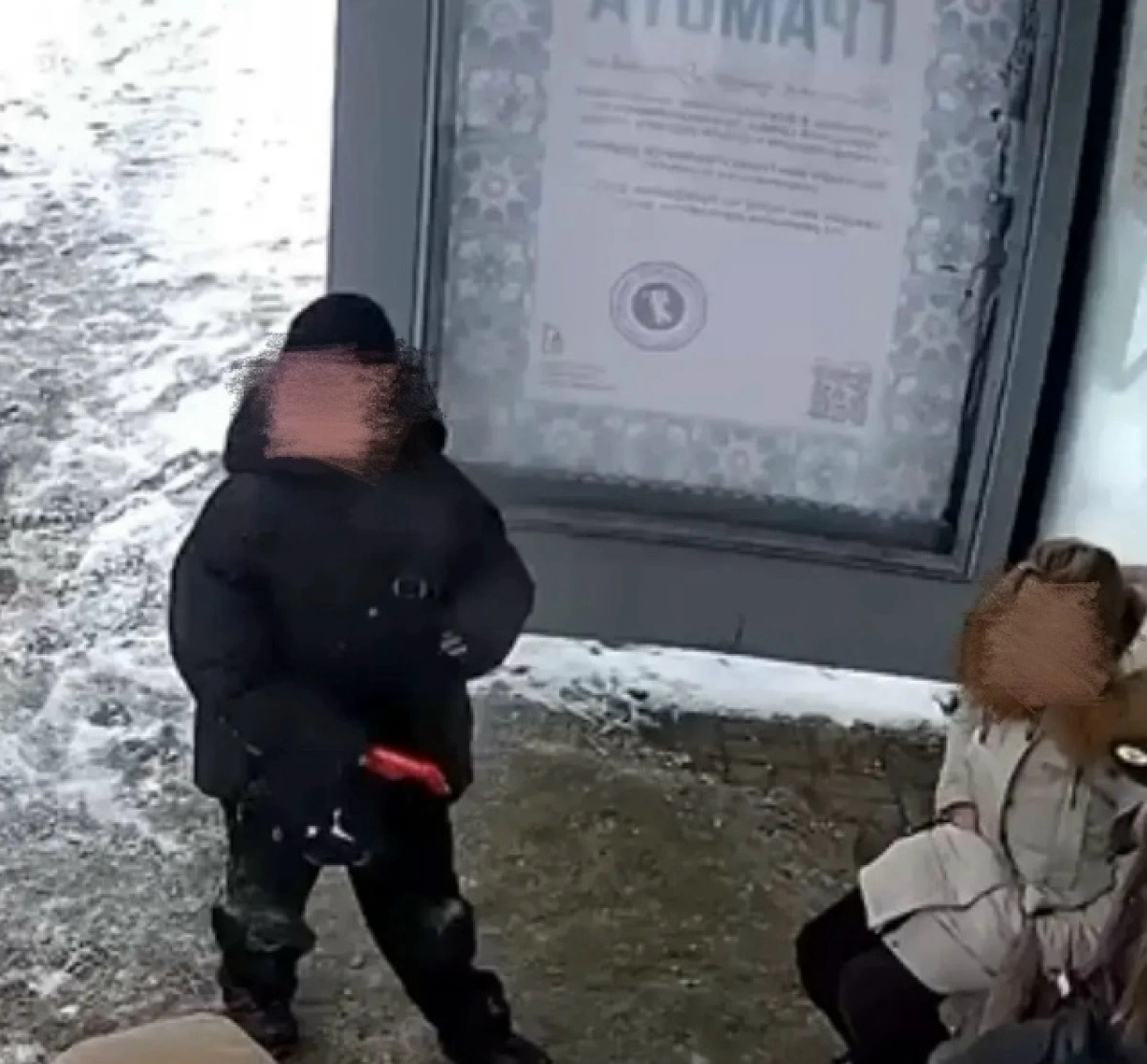 Полиция ищет подростка, разбившего стекло &laquo;Яостановки&raquo; аварийным молотком