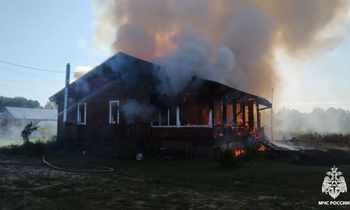 Пожар уничтожил дом в селе Малые Соли, пострадал подросток Пожар уничтожил дом в селе Малые Соли, пострадал подросток